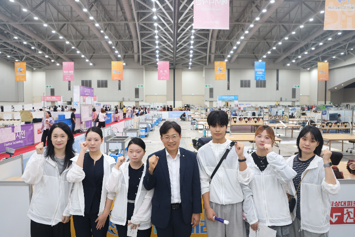 조용식 울산광역시교육감은 8월 24일부터 이틀간 제61회 전국기능경기대회가 열리는 인천 지역 경기장들을 방문해 울산 직업계고 학생들을 격려했다. 울산교육청 제공