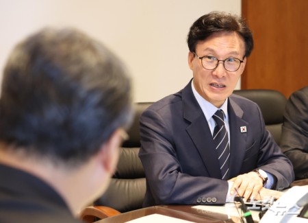 김민석 더불어민주당 대표가 25일 서울 중구 천주교 서울대교구청에서 서울대교구장 정순택 대주교를 예방, 발언하고 있다.