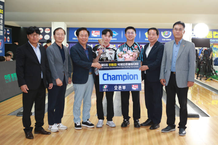 25일 경북 안동볼링장에서 열린 '제5회 안동컵 국제오픈볼링대회' 시상식에서 KBPA 김언식 회장(오른쪽) 등 관계자들과 수상자들이 기념 촬영한 모습. KPBA 