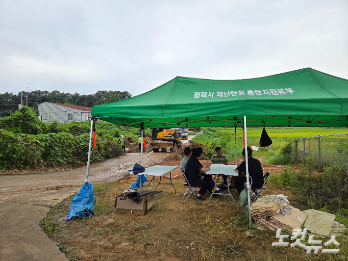 이달 11일 발생한 화재 여파로 오염수가 인근 하천으로 흘러가는 것을 막기 위해 평택시 관계자들이 현장에서 비상대응을 하고 있다. 정성욱 기자