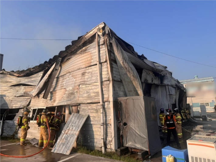 25일 오후 4시 30분쯤 부산 강서구의 한 식품 공장 창고에서 불이 나 소방 당국이 진화 작업에 나섰다. 부산소방재난본부 제공