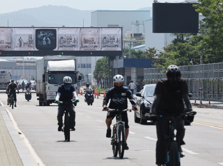 지난 20일 울산시 북구 현대자동차 울산공장 명촌정문에서 오전조 근무자들이 4시간 부분파업으로 일찍 퇴근하고 있다. 연합뉴스