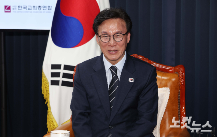 김민석 더불어민주당 대표가 25일 서울 종로구 한국교회총연합에서 김정석 대표회장을 예방하고 있다. 국회사진기자단