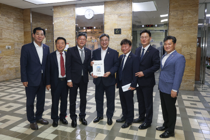 경기도의회 방문이 25일 국회를 방문해 지방의회법 제정 촉구 건의안과 경기도의회 자체 제정안을 전달했다. 사진은 방문단이 윤호중 행정안전부 장관에서 관련 서류를 전달한 뒤 기념사진을 찍는 모습. 왼쪽부터 이영봉 경기도의원(더불어민주당·의정부2), 방성환 경기도의원(국민의힘·성남5), 안신일 세종시의회 의장, 윤호중 행정안전부 장관, 남종섭 경기도의회 의장(더불어민주당·용인3), 최종현 경기도의원 (더불어민주당·수원7), 최찬민 경기도의원 (더불어민주당·수원6). 경기도의회 제공