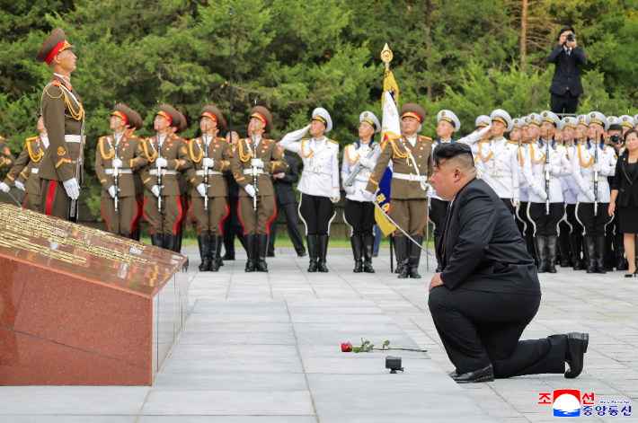 김정은 북한 국무위원장이 지난 14일 부인 리설주, 딸 주애와 함께 조국해방(광복) 81주년을 맞아 대성산혁명열사릉과 항일혁명열사추모비를 참배했다고 조선중앙통신이 15일 보도했다. 연합뉴스