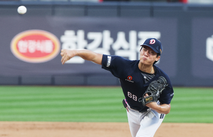 역투하는 두산 선발투수 최민석. 연합뉴스