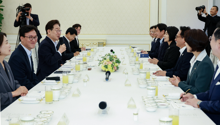 이재명 대통령이 25일 청와대에서 열린 더불어민주당 신임 지도부 만찬 간담회에서 발언하고 있다. 연합뉴스