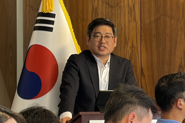 송원석 미주한인유권자연대(KAGC) 사무총장이 25일(현지시간) 미 워싱턴DC 한미의회교류센터에서 중간선거 관전포인트를 짚어보는 세미나를 진행하고 있다. 연합뉴스