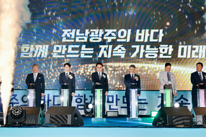 수산업경영인대회 기념식에서 축하 행사 버튼을 누르려 하고 있다. 통합특별시의회 제공