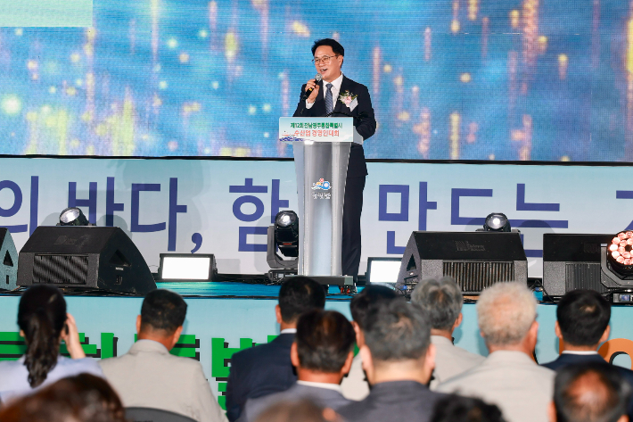 기념식 참석자들이 송형곤 의장의 축사를 경청하고 있다. 통합특별시의회 제공