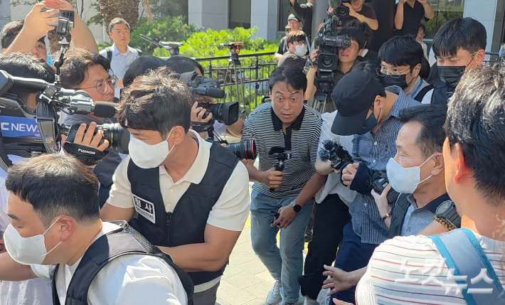 영장실질심사를 마치고 법원에서 나오는 부 경장. 이창준 기자