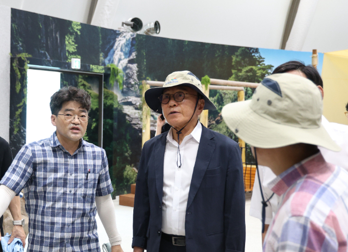 여수세계섬박람회조직위원회 박수관(가운데) 조직위원장이 섬박람회 주요 시설을 점검하고 있다. 2026여수세계섬박람회 조직위 제공