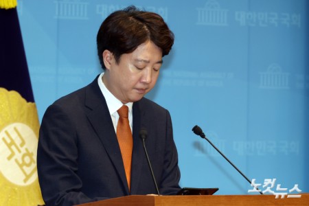 개혁신당 이준석 대표가 26일 서울 여의도 국회 소통관에서 당대표 사퇴 기자회견을 하고 있다.