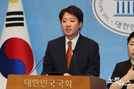 개혁신당 이준석 대표가 26일 서울 여의도 국회 소통관에서 당대표 사퇴 기자회견을 하고 있다.