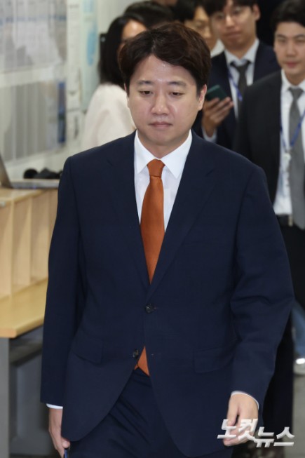 개혁신당 이준석 대표가 26일 서울 여의도 국회 소통관에서 당대표 사퇴 기자회견을 위해 이동하고 있다.