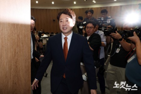 개혁신당 이준석 대표가 26일 서울 여의도 국회 소통관에서 당대표 사퇴 기자회견을 마치고 이동하고 있다.