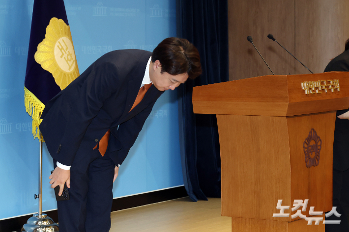 개혁신당 이준석 대표가 26일 서울 여의도 국회 소통관에서 당대표 사퇴 기자회견을 마치고 인사하고 있다. 윤창원 기자