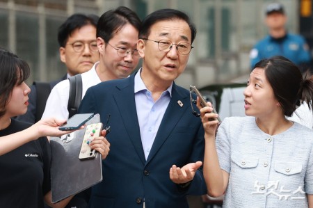 김윤덕 국토교통부 장관이 26일 오전 서울 모처의 한 식당에서 오세훈 서울시장과 용산공원을 활용한 주택 공급 방안에 대해 논의하기 위해 이동하고 있다.