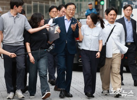 김윤덕 국토교통부 장관이 26일 오전 서울 모처의 한 식당에서 오세훈 서울시장과 용산공원을 활용한 주택 공급 방안에 대해 논의하기 위해 이동하고 있다.
