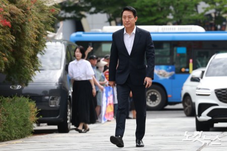 오세훈 서울시장이 26일 오전 서울 모처의 한 식당에서 김윤덕 국토교통부 장관과 용산공원을 활용한 주택 공급 방안에 대해 논의하기 위해 이동하고 있다.