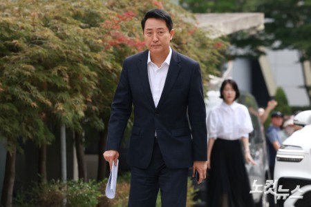 오세훈 서울시장이 26일 오전 서울 모처의 한 식당에서 김윤덕 국토교통부 장관과 용산공원을 활용한 주택 공급 방안에 대해 논의하기 위해 이동하고 있다.