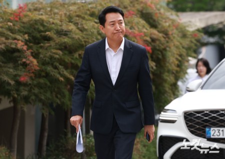 오세훈 서울시장이 26일 오전 서울 모처의 한 식당에서 김윤덕 국토교통부 장관과 용산공원을 활용한 주택 공급 방안에 대해 논의하기 위해 이동하고 있다.
