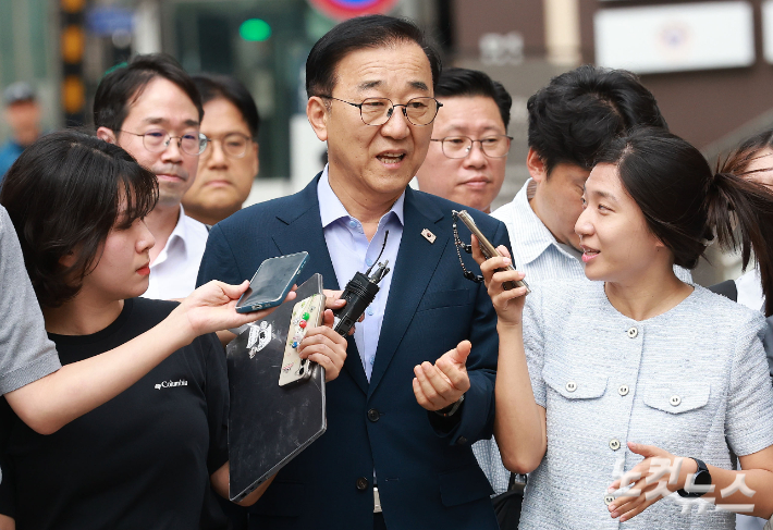 김윤덕 국토교통부 장관이 26일 오전 서울 모처의 한 식당에서 오세훈 서울시장과 용산공원을 활용한 주택 공급 방안에 대해 논의하기 위해 이동하고 있다. 류영주 기자