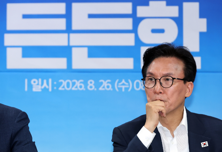더불어민주당 김민석 대표가 26일 경북 안동시 민주당 경북도당 사무실에서 열린 최고위원회의에서 생각에 잠겨 있다. 연합뉴스