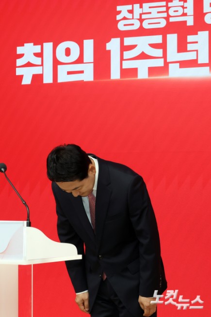 국민의힘 장동혁 대표가 25일 서울 여의도 중앙당사에서 당 대표 취임 1주년 기자회견에 앞서 인사를 하고 있다.