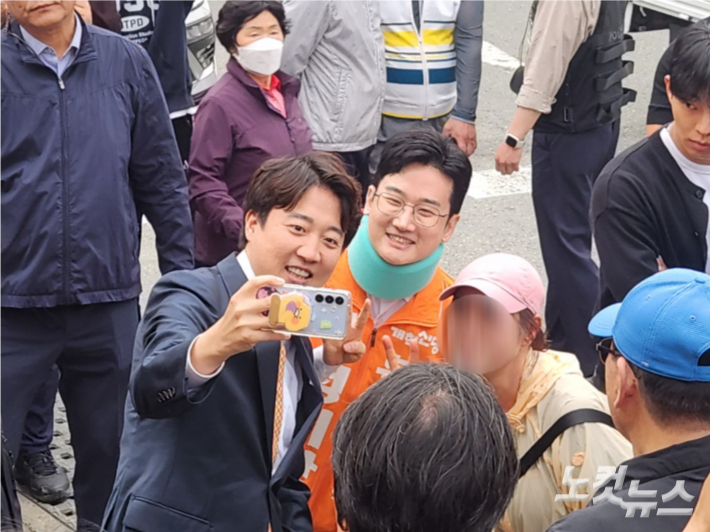 정이한 전 개혁신당 부산시장 후보와 피습 자작극 이후 이준석 전 개혁신당 대표와 함께 선거 유세를 하고 있다. 정혜린 기자
