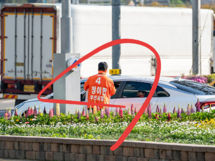 지난 4월 27일 정이한 전 후보가 거리 유세 도중 음료테러 자작극을 벌이기 전 상황. 정 전 후보 측 제공