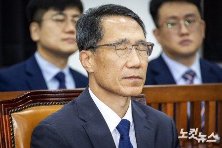 정보위 회의 시작 기다리는 유재성 경찰청장 직무대행