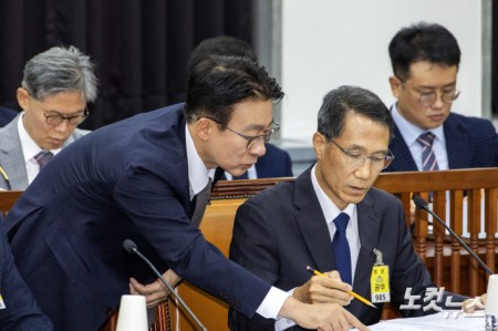 자료 살펴보는 유재성 경찰청장 직무대행