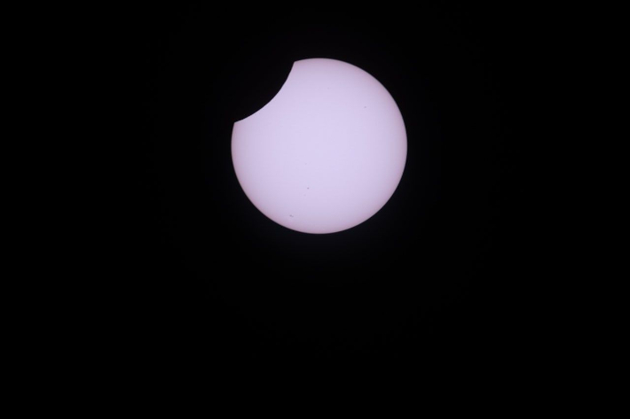 NASA 우주비행사 제시카 메이어가 캐나다 퀘벡 상공에서 관측한 부분일식 장면. NASA/제시카 메이어(Jessica Meir)