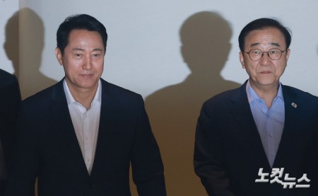 오세훈 서울시장(왼쪽)과 김윤덕 국토부장관이 26일 서울 모처의 한 식당에서 용산공원을 활용한 주택 공급 방안 등을 논의한 뒤 나서고 있다.