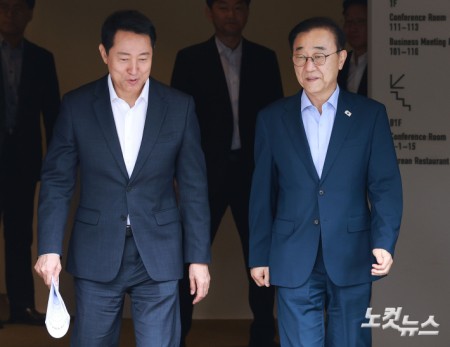 오세훈 서울시장(왼쪽)과 김윤덕 국토부장관이 26일 서울 모처의 한 식당에서 용산공원을 활용한 주택 공급 방안 등을 논의한 뒤 나서고 있다.