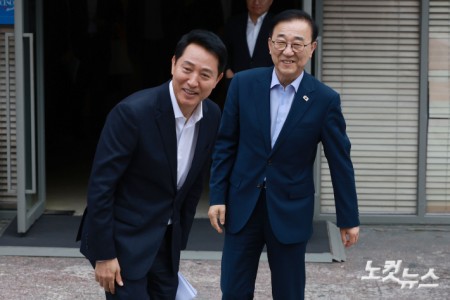 오세훈 서울시장(왼쪽)과 김윤덕 국토부장관이 26일 서울 모처의 한 식당에서 용산공원을 활용한 주택 공급 방안 등을 논의한 뒤 나서고 있다.