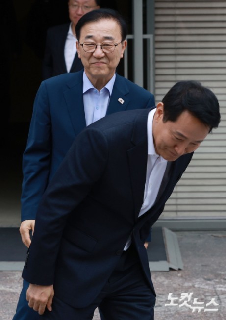 오세훈 서울시장과 김윤덕 국토부장관이 26일 서울 모처의 한 식당에서 용산공원을 활용한 주택 공급 방안 등을 논의한 뒤 나서고 있다.