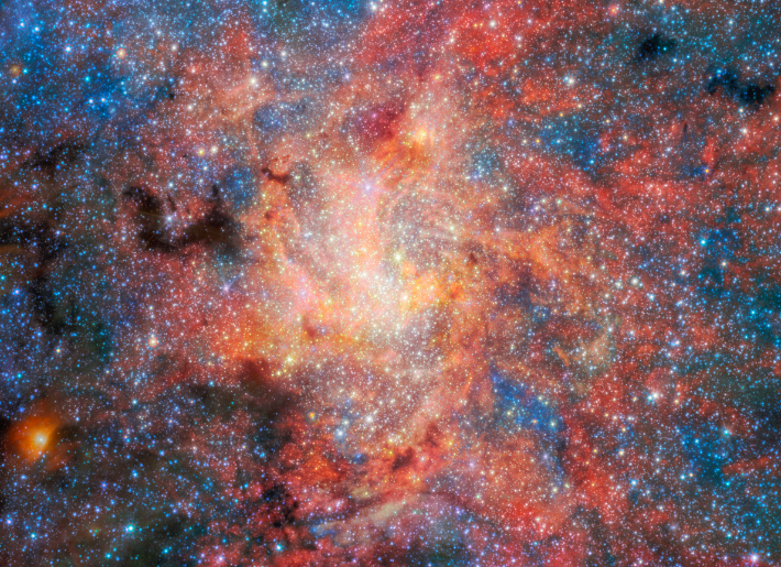 제임스 웹 우주망원경으로 관측한 IRS3 지역. ESA/Webb, NASA & CSA, F. 파이스커(F. Peißker), J. 루(J. Lu), F. 유세프-자데(F. Yusef-Zadeh), N. B. 사바(N. B. Sabha), C. 찬(C. Chan)