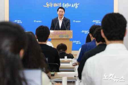 오세훈 서울시장이 26일 서울 중구 서울시청 브리핑룸에서 김윤덕 국토교통부 장관과 주택 공급 방안 관련 면담 결과를 브리핑하고 있다.