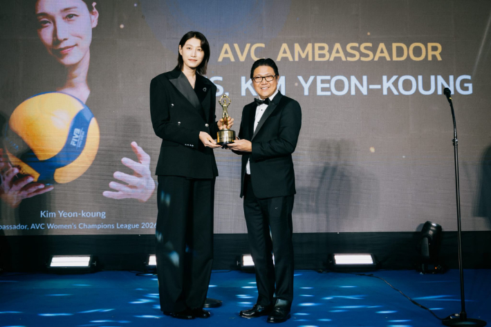 아시아배구연맹(AVC) 선수위원장과 홍보 대사로 위촉된 김연경(왼쪽). 라이언앳 