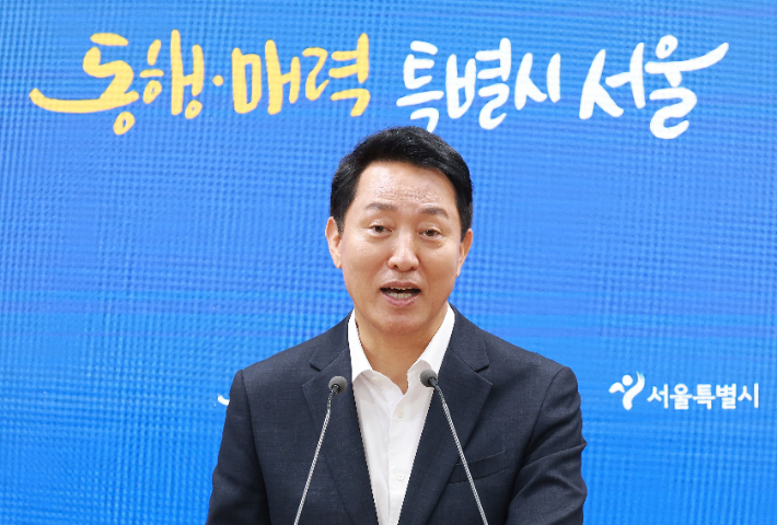 오세훈 서울시장이 26일 서울 중구 서울시청 브리핑룸에서 김윤덕 국토교통부 장관과 주택 공급 방안 관련 면담 결과를 브리핑하고 있다. 류영주 기자