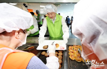 배식 봉사하는 장동혁 대표