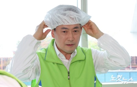 위생모 착용하는 장동혁