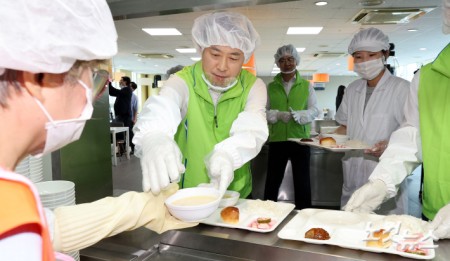 어르신 위한 배식 봉사 나선 장동혁