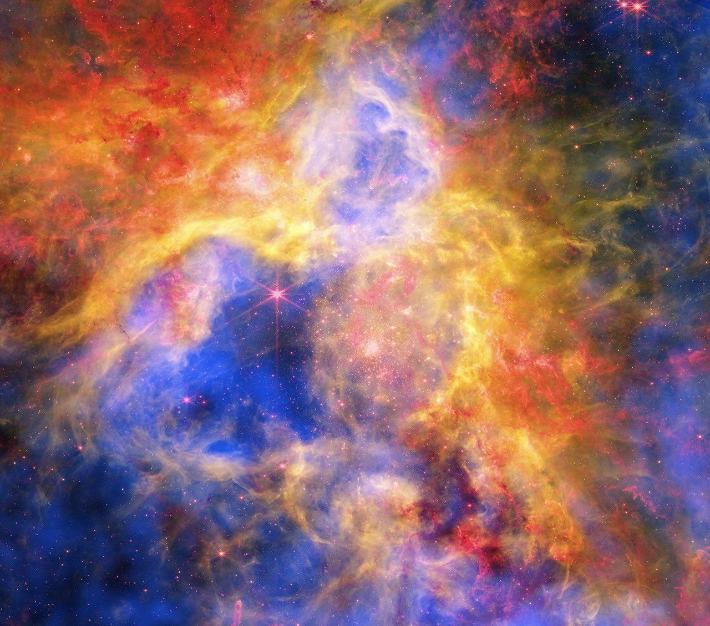 타란툴라 성운을 3가지 파장으로 관측한 이미지의 교차 편집 버전. X-ray: NASA/CXC/오하이오 주립대/J. 로드리게스(J. Rodriguez) 외; 적외선(Infrared): NASA/ESA/CSA/STScI; 가시광선(Optical): NASA/ESA/STScI; 이미지 처리: NASA/CXC/SAO/P. 에드먼즈(P. Edmonds)