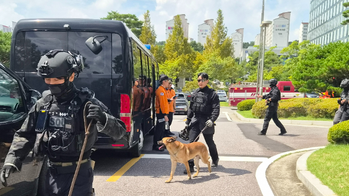 경찰특공대가 탐지견을 데리고 주변 수색을 하는 모습. 독자 제공