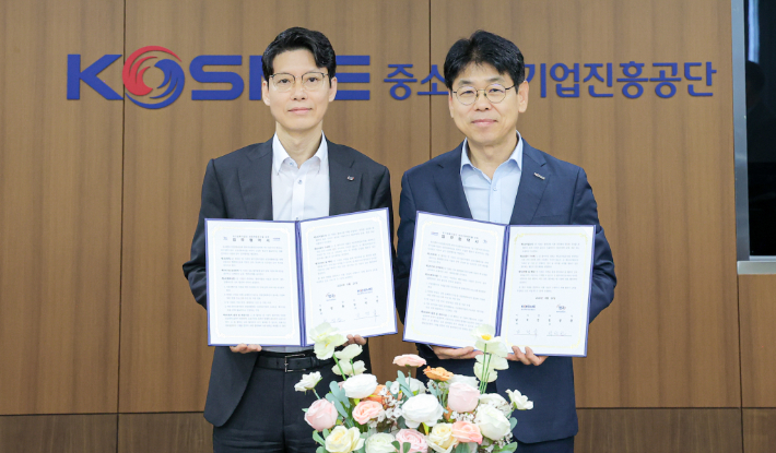 박성진 캠코 기업지원부문 총괄이사(왼쪽)과 반정식 중소벤처기업진흥공단 지역혁신이사(오른쪽)가 협약서에 서명했다. 캠코 제공