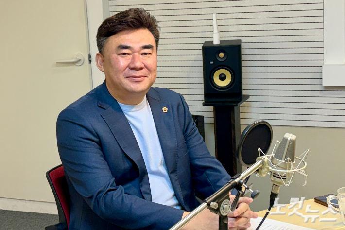 강충룡 제주도의회 의원.  박혜진 아나운서
