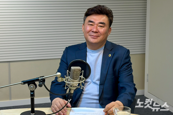 강충룡 제주도의회 의원.  박혜진 아나운서